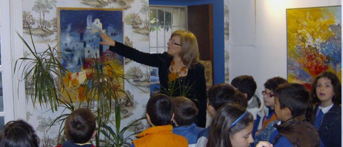 Gli alunni della scuola primaria del comune di Pianopoli con l'insegnante Sina Mazzei durante una seduta di philosophy for children.